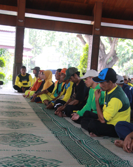 Tali Asih Bupati Gresik kepada para petugas kebersihan dari Dinas Lingkungan Hidup Kabupaten Gresik
